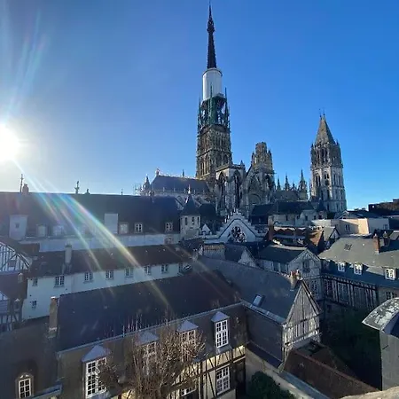 Sous Les Clochers De - Cathedrale Apartment *